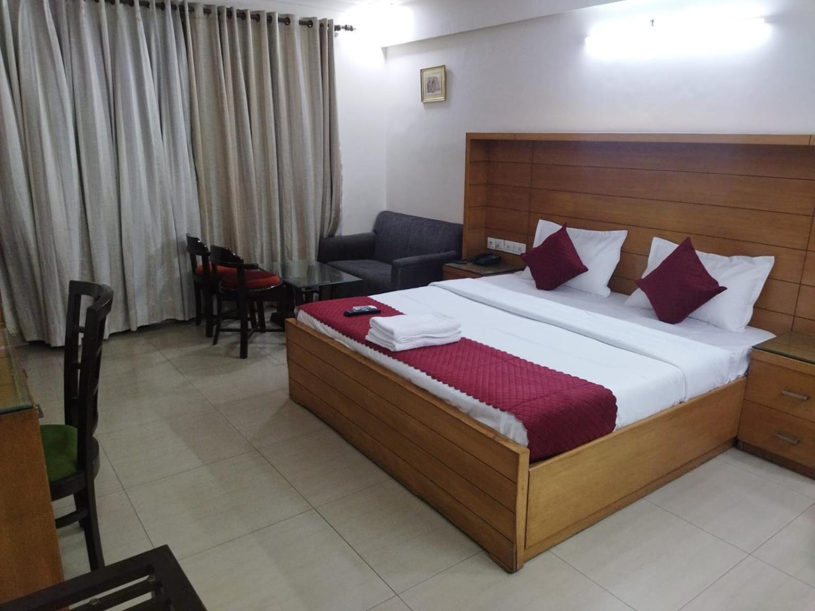 Signature Plaza * New Delhi